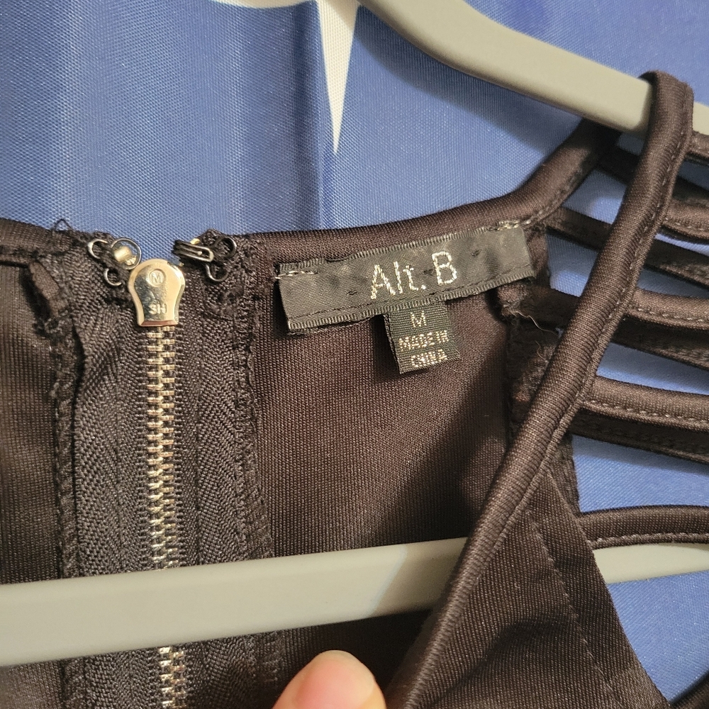 Flirty Goth Crop-Top - Picture 3 of 7